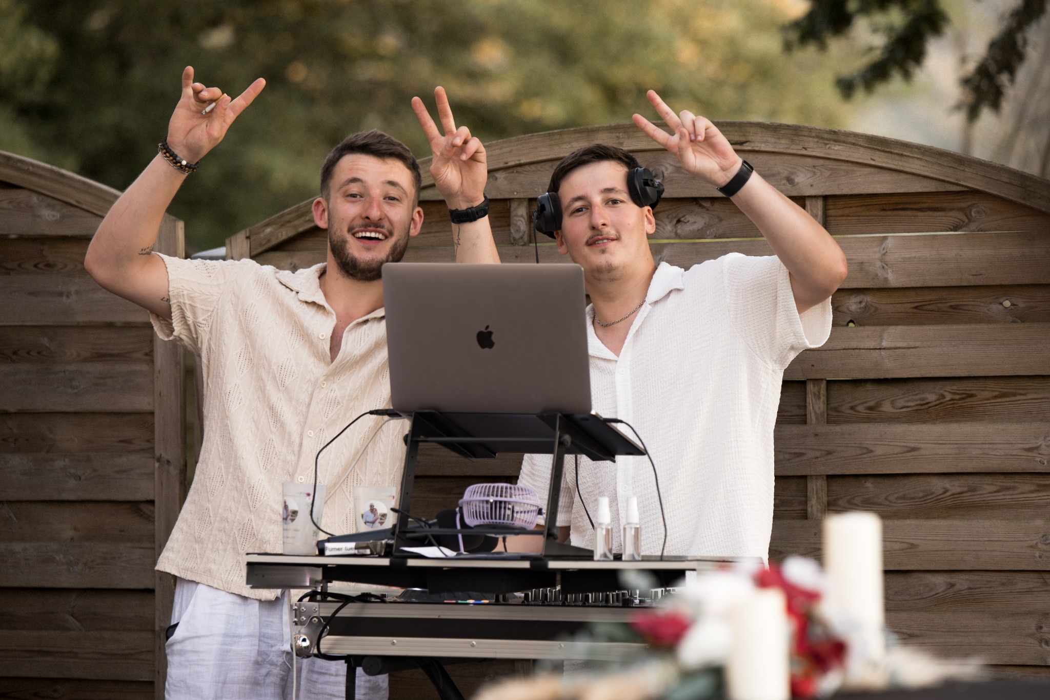 Maxime et Léo de Thicuall Event's lors d'une prestation DJ