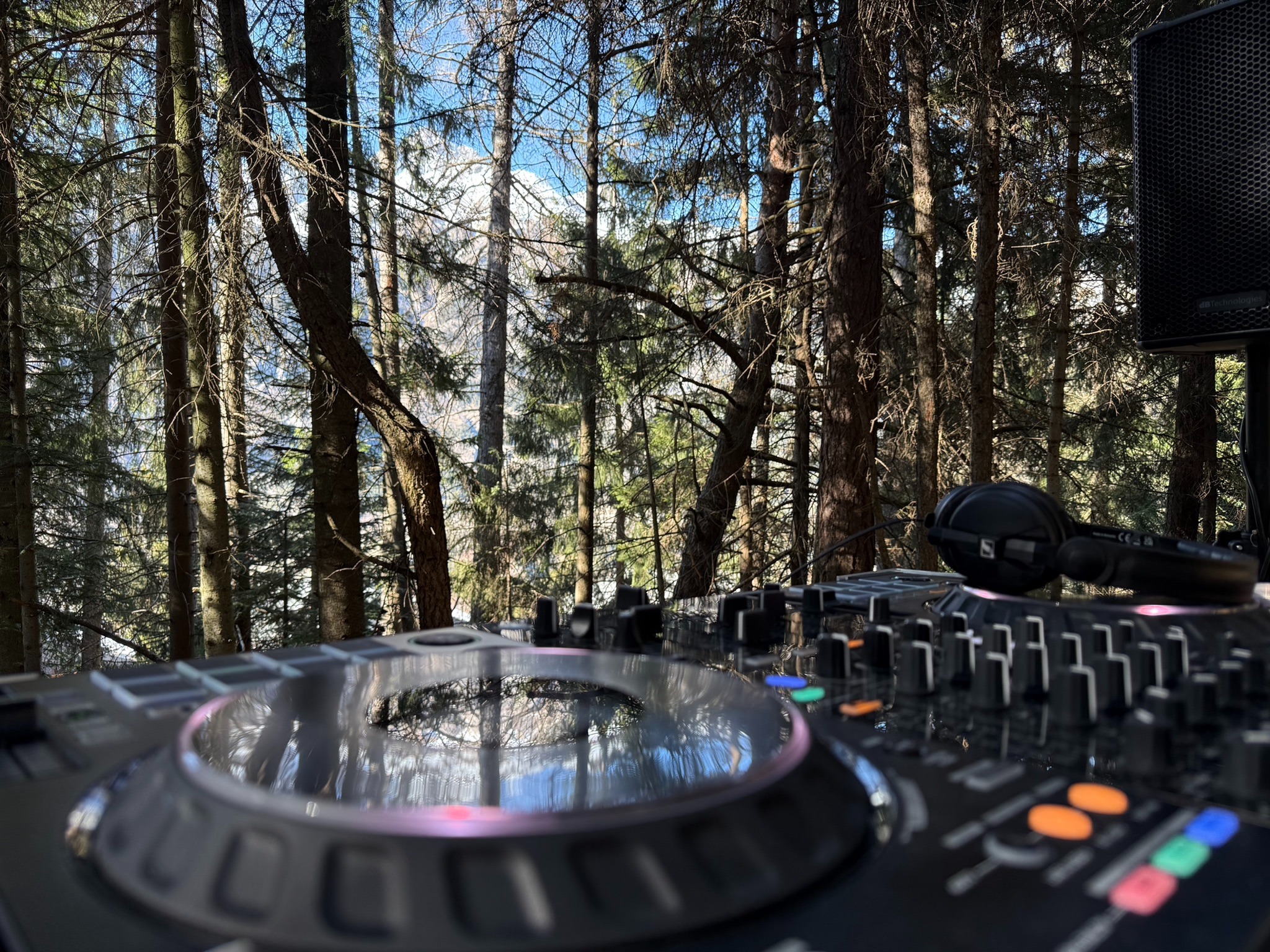 Ambiance événementielle haut de gamme avec DJ et éclairage Thicuall Event's